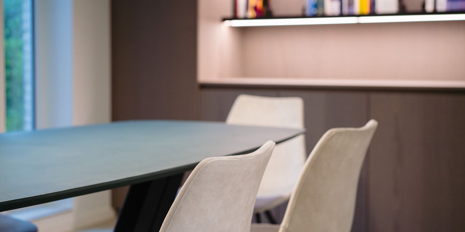 Een close-up van drie stoelen in een vergaderruimte